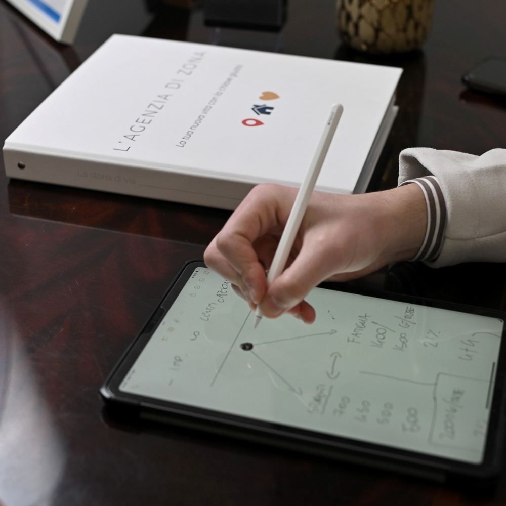Il faldone dell’Agenzia di Zona e gli appunti del sopralluogo su tablet